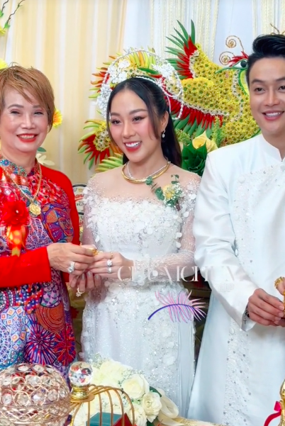Đám cưới TiTi (HKT): Rước dâu bằng siêu xe Rolls-Royce 60 tỷ, của hồi môn 'khủng' sổ đỏ, tiền vàng - ảnh 4