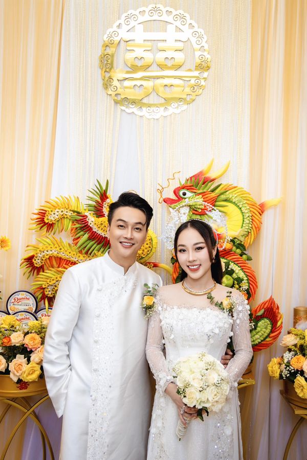 Chiếc váy cưới hở bạo của vợ TiTi (HKT) gây tranh luận, tiệc cưới ở quê mặc như vậy có phù hợp? - ảnh 1