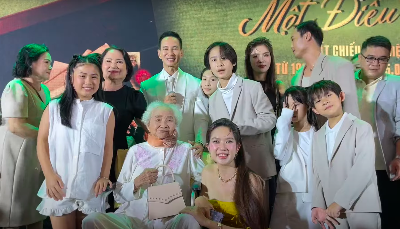 Mẹ ruột 99 tuổi ngồi xe lăn chúc mừng Lý Hải ra mắt phim, Minh Hà ghi điểm nhờ tinh tế với mẹ chồng - ảnh 2