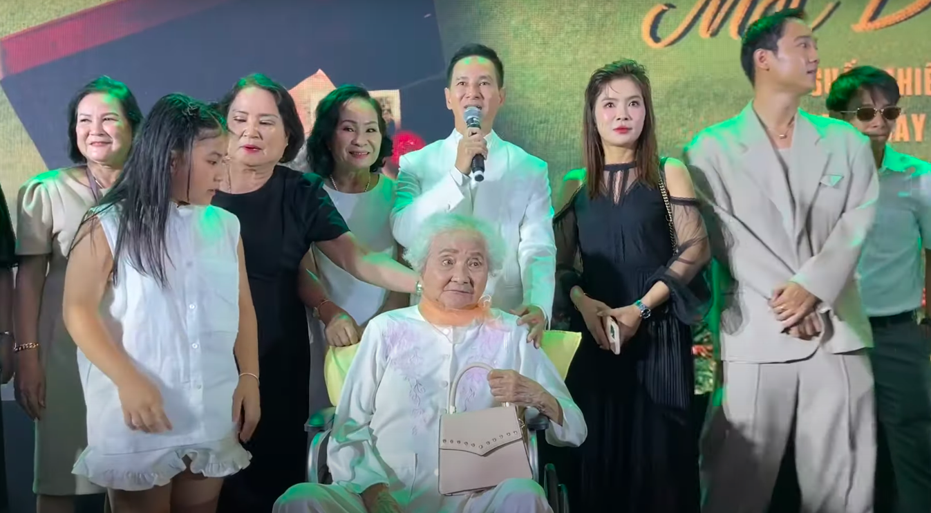 Mẹ ruột 99 tuổi ngồi xe lăn chúc mừng Lý Hải ra mắt phim, Minh Hà ghi điểm nhờ tinh tế với mẹ chồng - ảnh 1