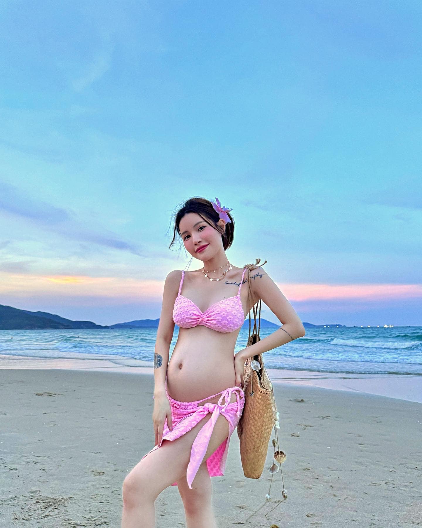 Mẹ bầu Lucie Nguyễn khoe dáng nóng bỏng với bikini, tưởng Tuấn Dương phiên bản nữ vì tướng phu thê - ảnh 2