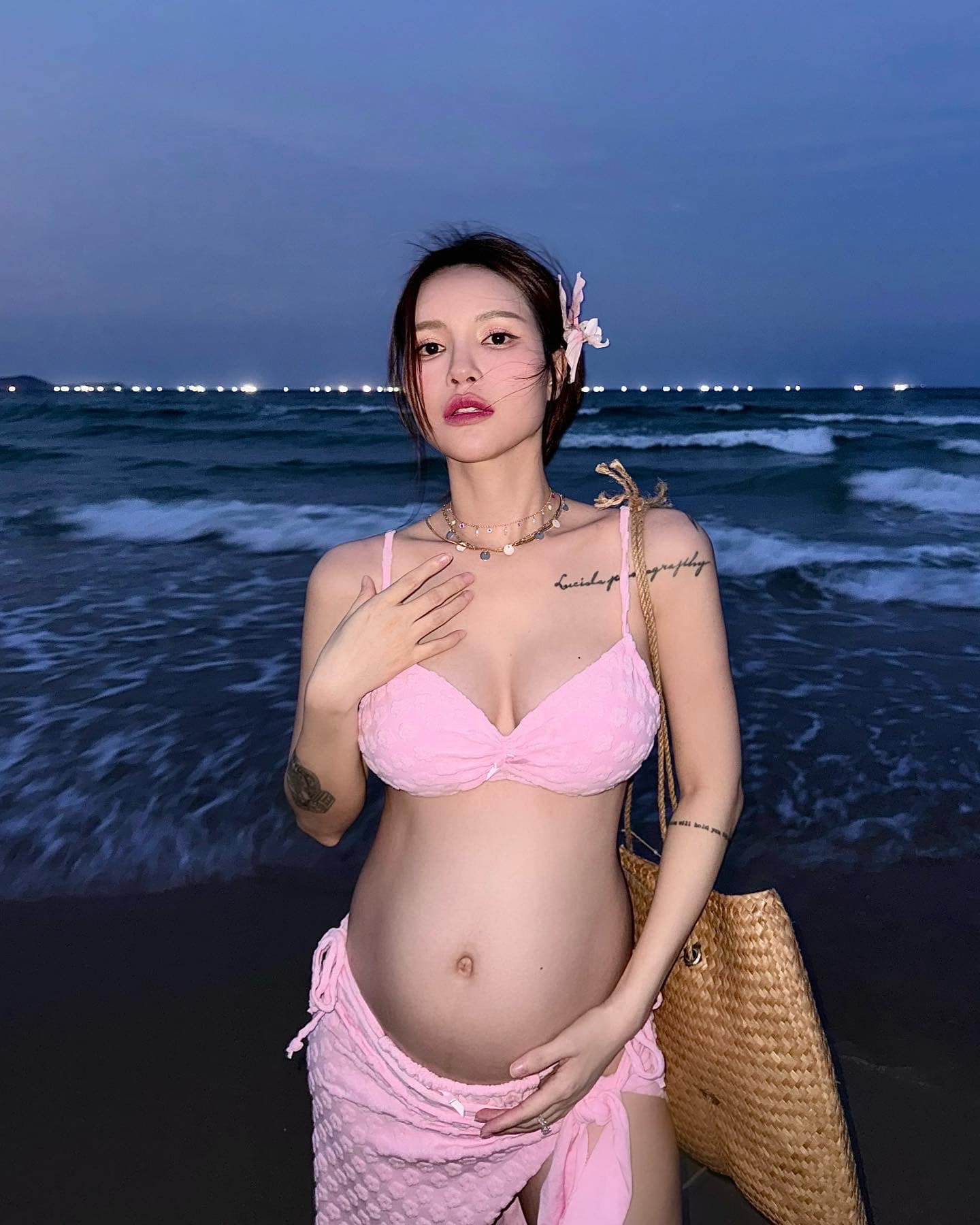 Mẹ bầu Lucie Nguyễn khoe dáng nóng bỏng với bikini, tưởng Tuấn Dương phiên bản nữ vì tướng phu thê - ảnh 1