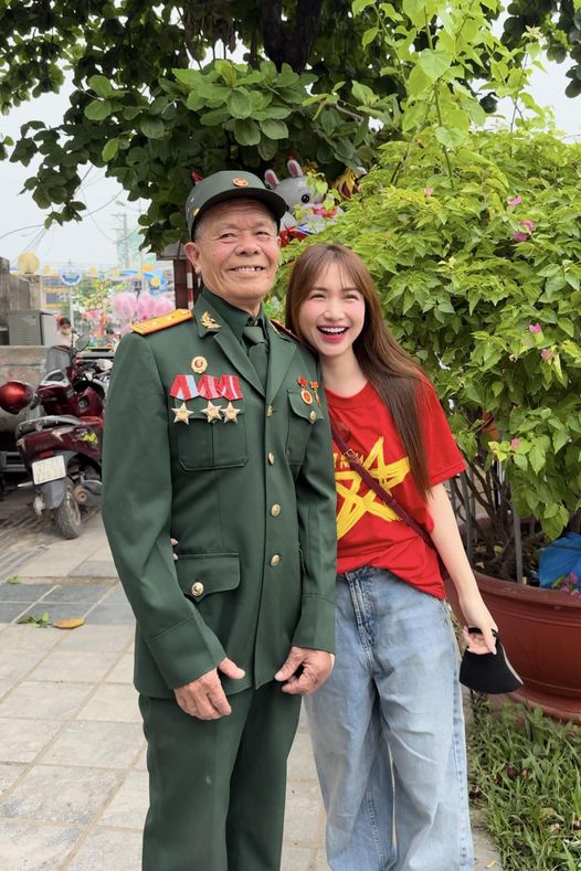 Bắt gặp Hòa Minzy 'nhiệt huyết' xem diễu binh, diễu hành tại Điện Biên, được người dân khen dễ thương - ảnh 2
