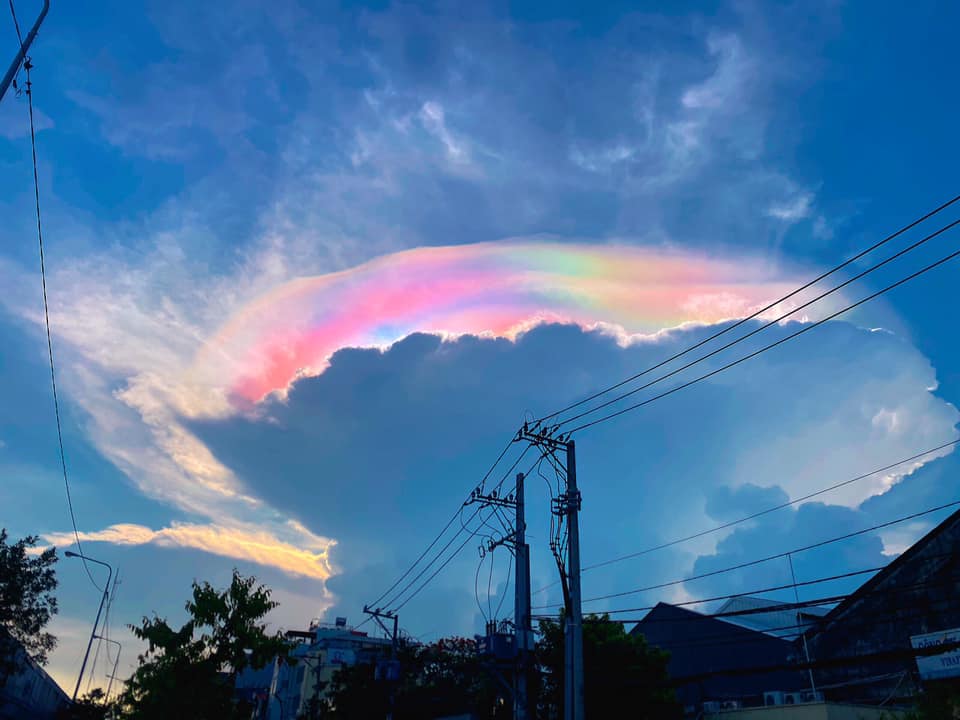 Hiện tượng mây ngũ sắc trên bầu trời Sài Gòn chiều nay nguyên nhân do đâu, có ảnh hưởng đến mắt? - ảnh 7