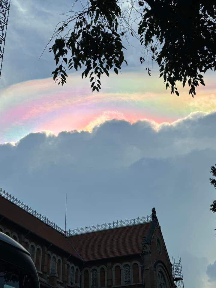 Hiện tượng mây ngũ sắc trên bầu trời Sài Gòn chiều nay nguyên nhân do đâu, có ảnh hưởng đến mắt? - ảnh 1