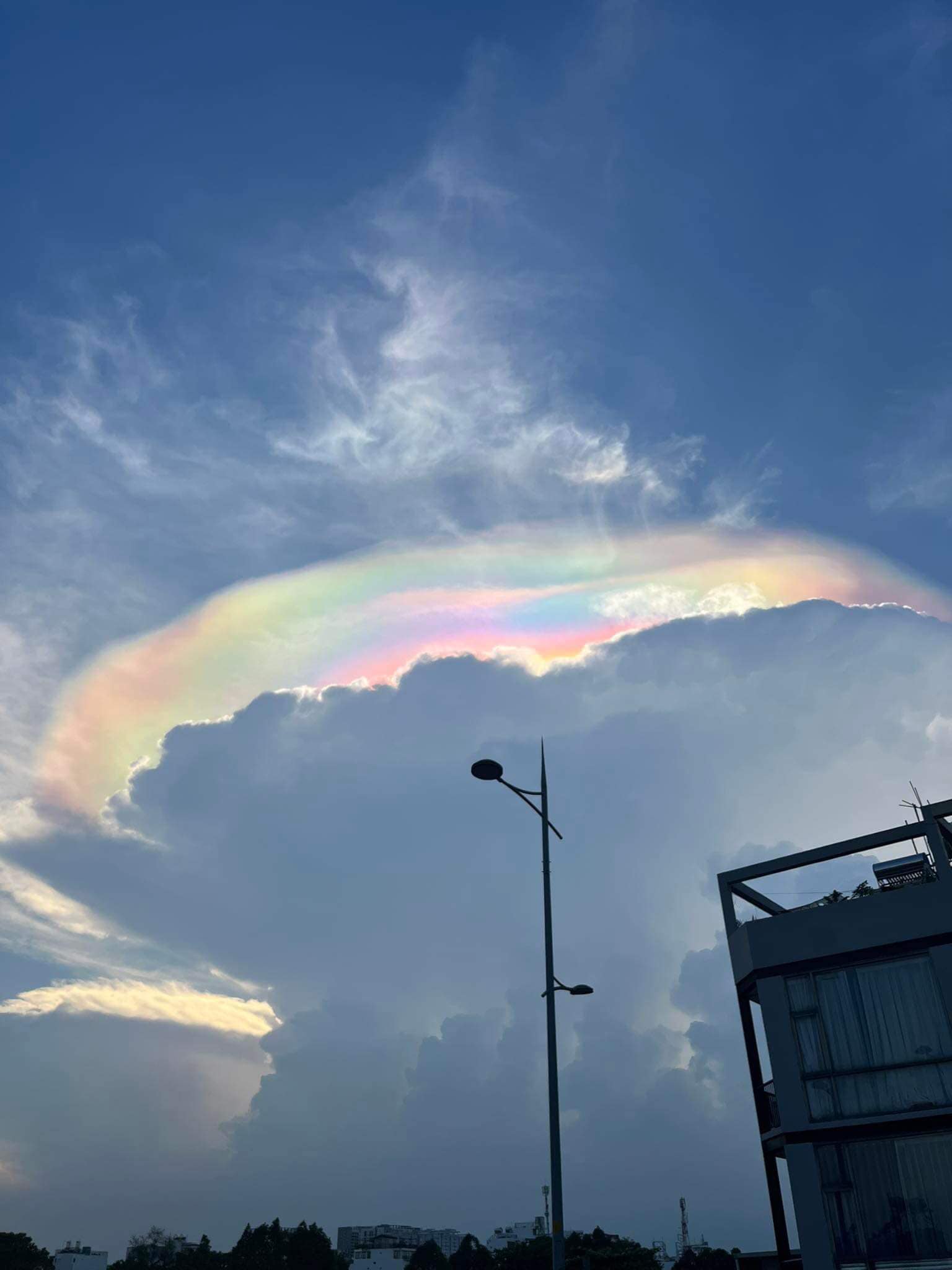 Hiện tượng mây ngũ sắc trên bầu trời Sài Gòn chiều nay nguyên nhân do đâu, có ảnh hưởng đến mắt? - ảnh 2