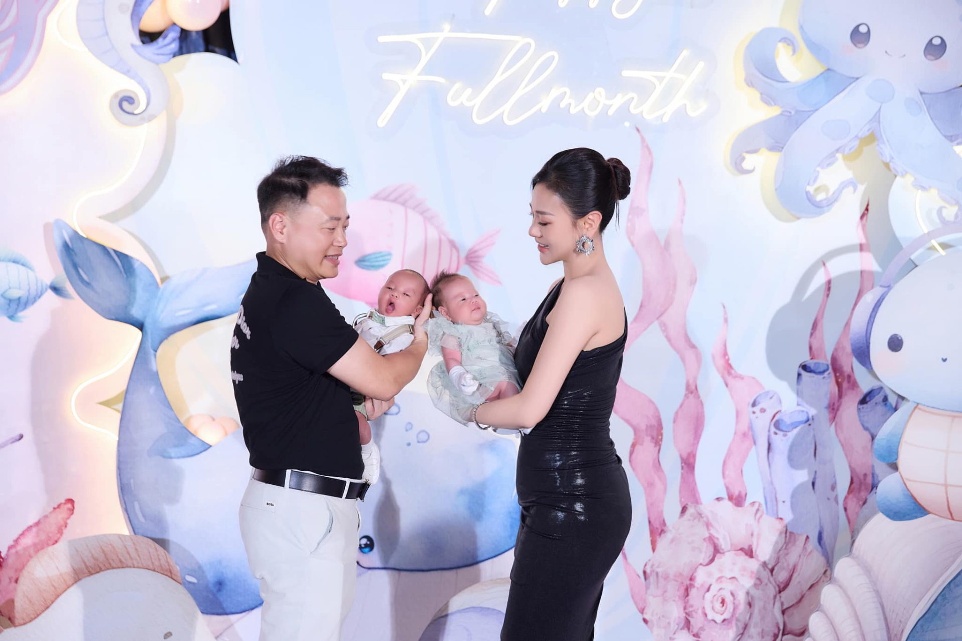Diễn viên Phương Oanh khoe dáng bên Shark Bình trong tiệc đầy tháng 2 con sinh đôi - ảnh 1