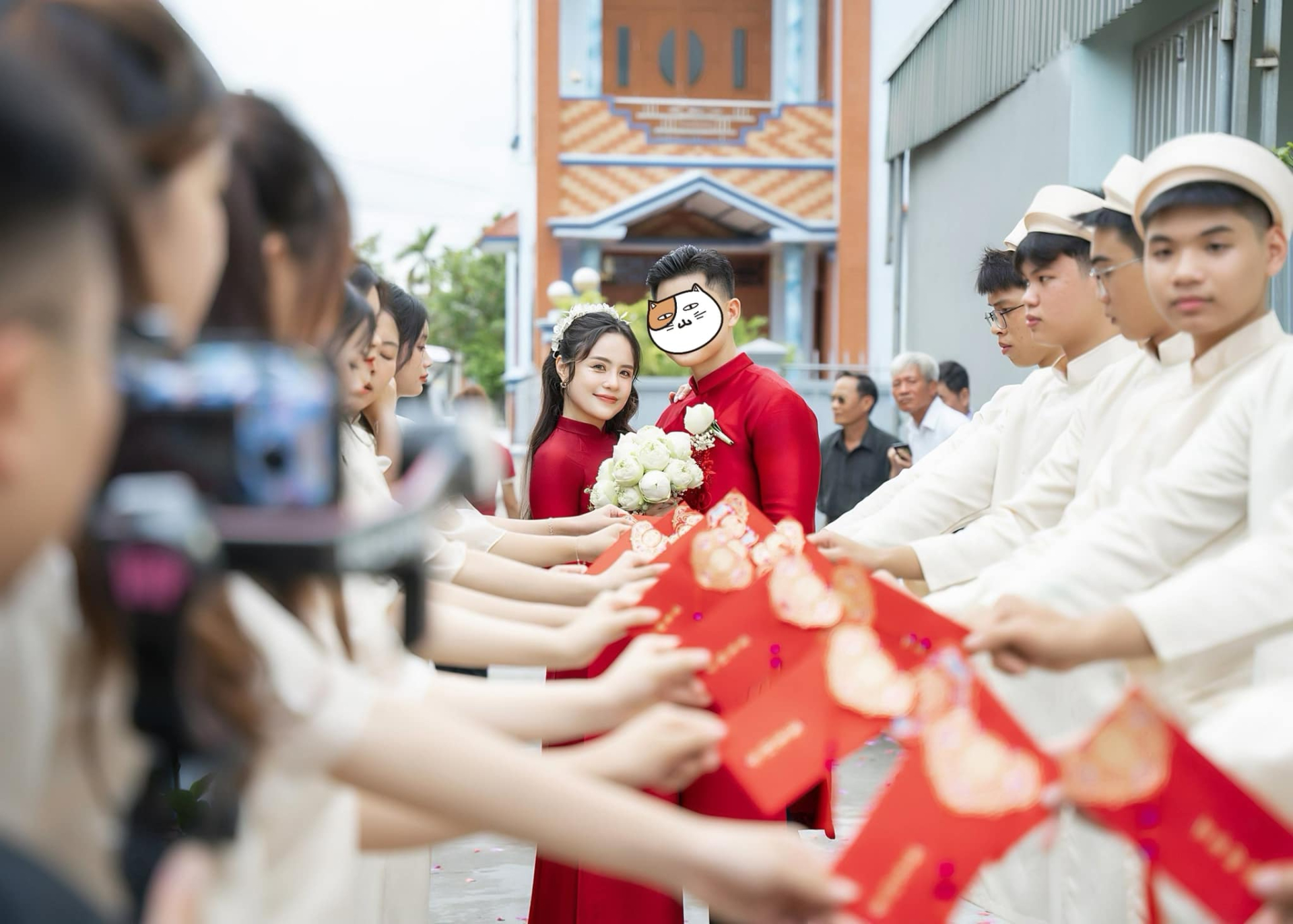 Thái Trinh che mặt chú rể trong ảnh lễ ăn hỏi, giải thích lý do không công khai chồng - ảnh 2