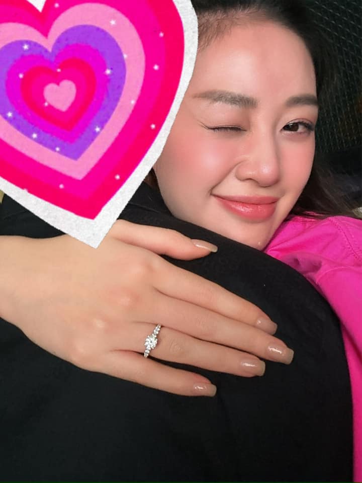Hoa hậu Khánh Vân khoe nhẫn cầu hôn, nhưng che mặt chồng sắp cưới - ảnh 1