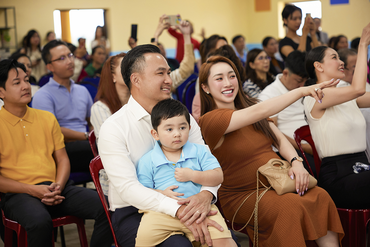 CEO Lý Thuỳ Chang sát ngày sinh vẫn lên Đắk Nông ủng hộ ông xã Chi Bảo khai giảng trường tiểu học - ảnh 2