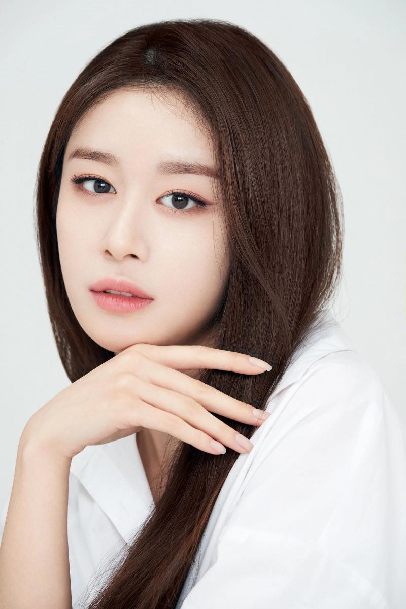 Thời kỳ đầu sự nghiệp, Jiyeon được biết đến với biệt danh 'Tiểu Kim Tae Hee' nhờ vào thành công đáng kể cả trong âm nhạc và diễn xuất.