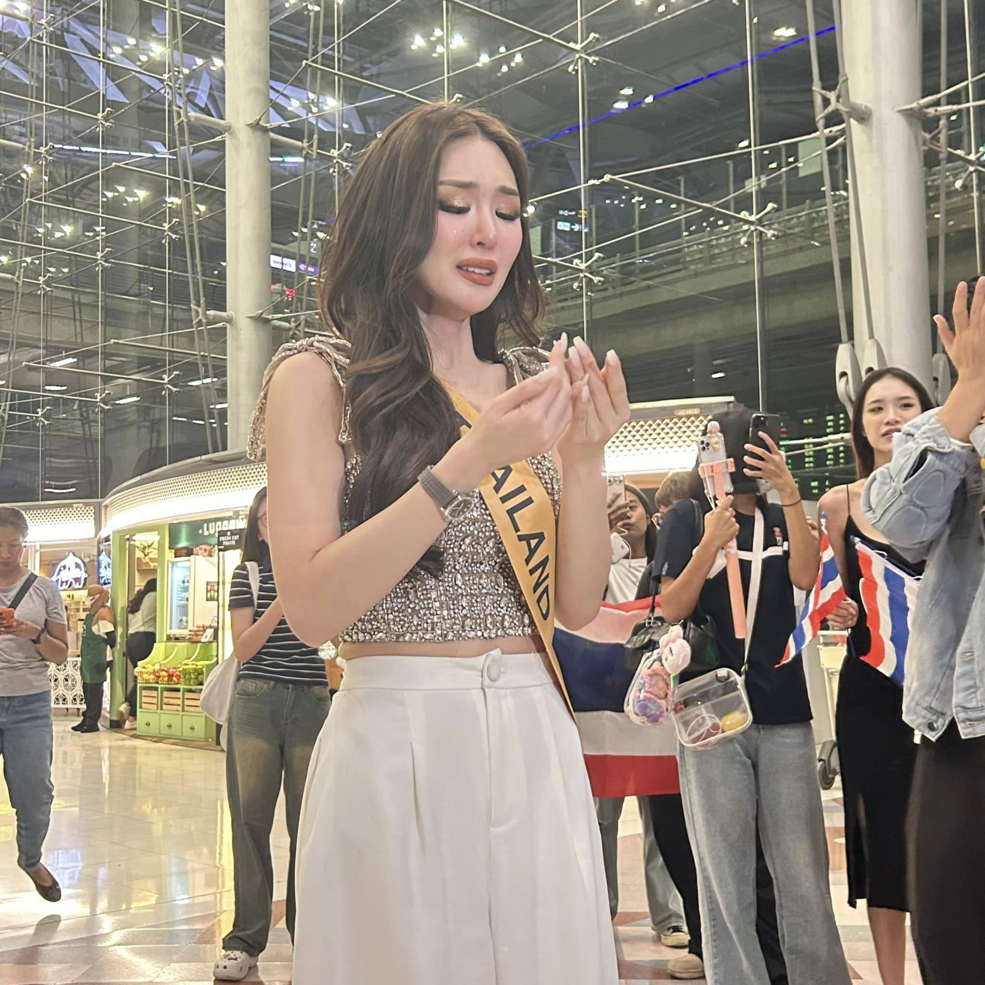 Miss Grand Thailand 2024 bật khóc khi vừa trở về đến Thái Lan.