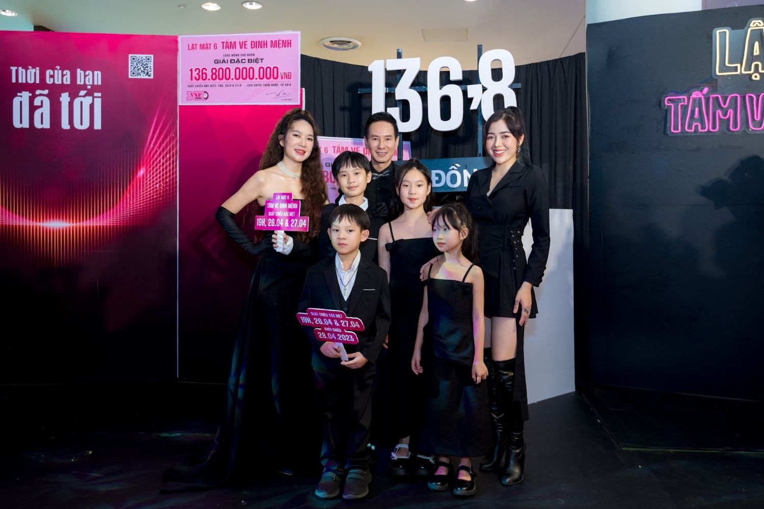Gia đình Minh Hà - Lý Hải trong buổi ra mắt phim.
