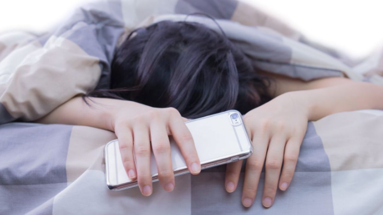 Sạc pin điện thoại ban đêm có thể gây cháy nổ.