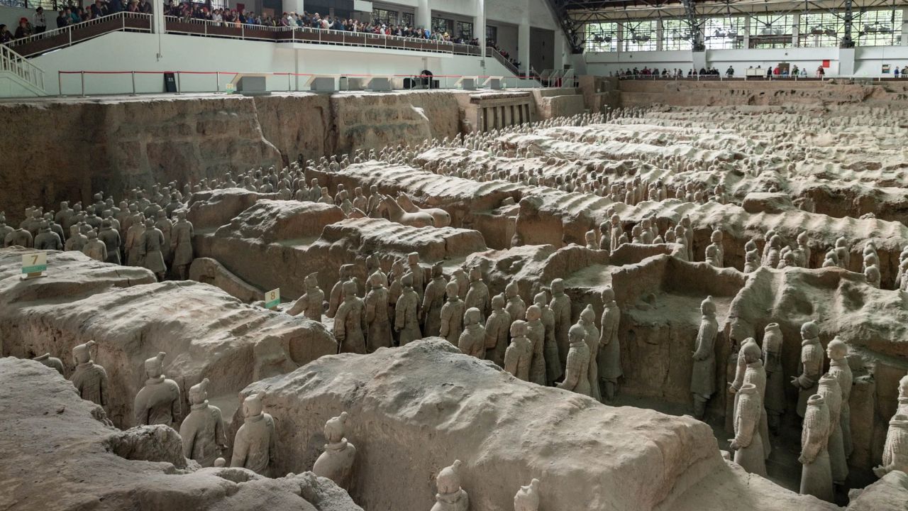 Mục đích chính của việc tưới nước là để ngăn chặn bụi bay, không ảnh hưởng đến khu di tích.