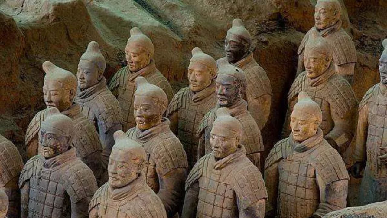 Tưới nước lên đất trong khu di tích đất nung Tần Thủy Hoàng giúp giữ ẩm các cổ vật.