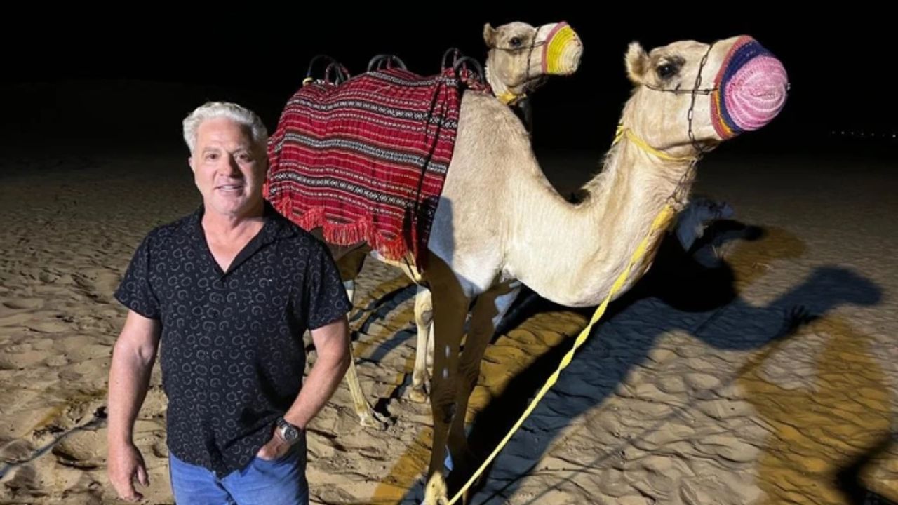Ông cưỡi lạc đà qua sa mạc của Abu Dhabi.