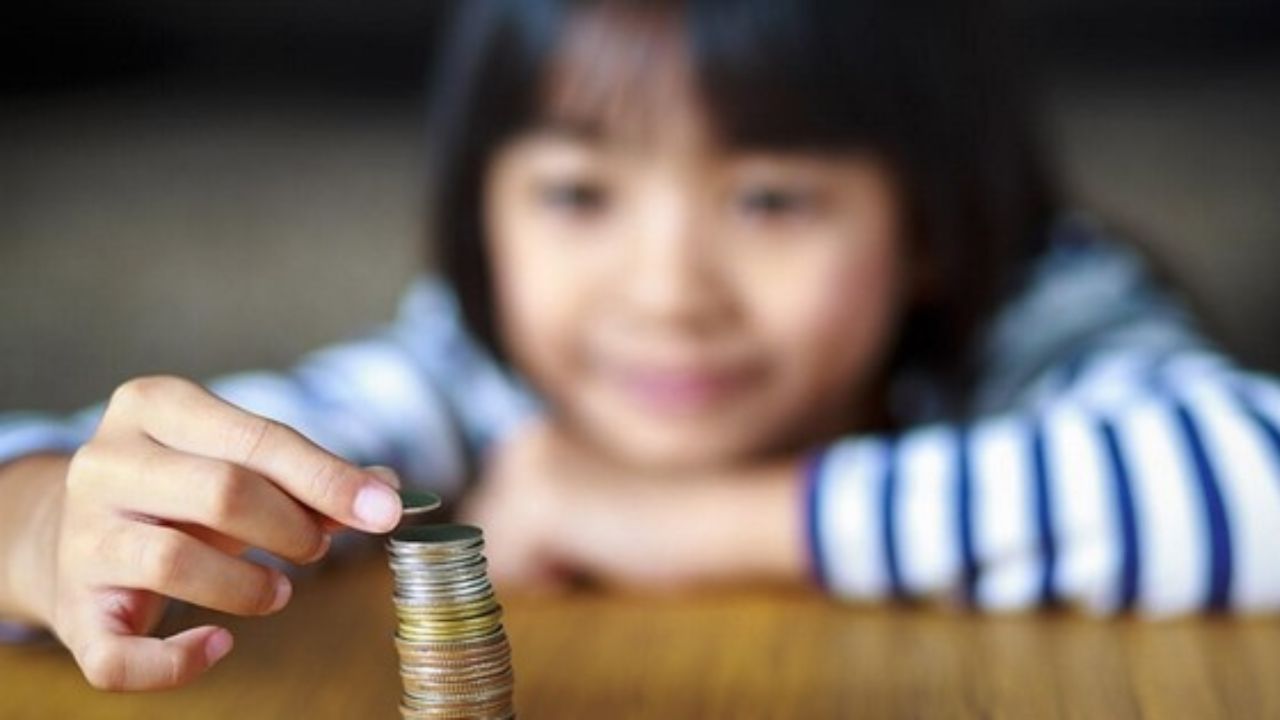 Bé gái 8 tuổi kiếm tiền từ việc cá cược với bạn bè.