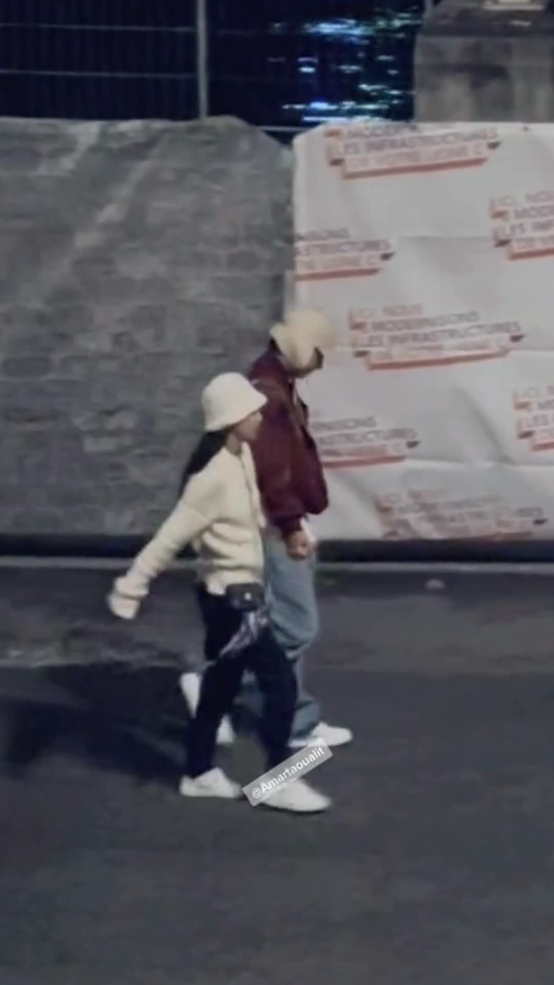 Hình ảnh được cắt ra từ đoạn clip V và Jennie tình tứ dạo phố - Nguồn: @amartaoualit