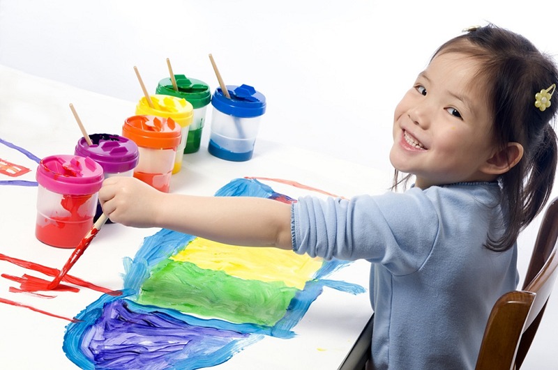 Những em bé thường sớm bộc lộ suy nghĩ của mình qua tranh vẽ - Ảnh minh họa