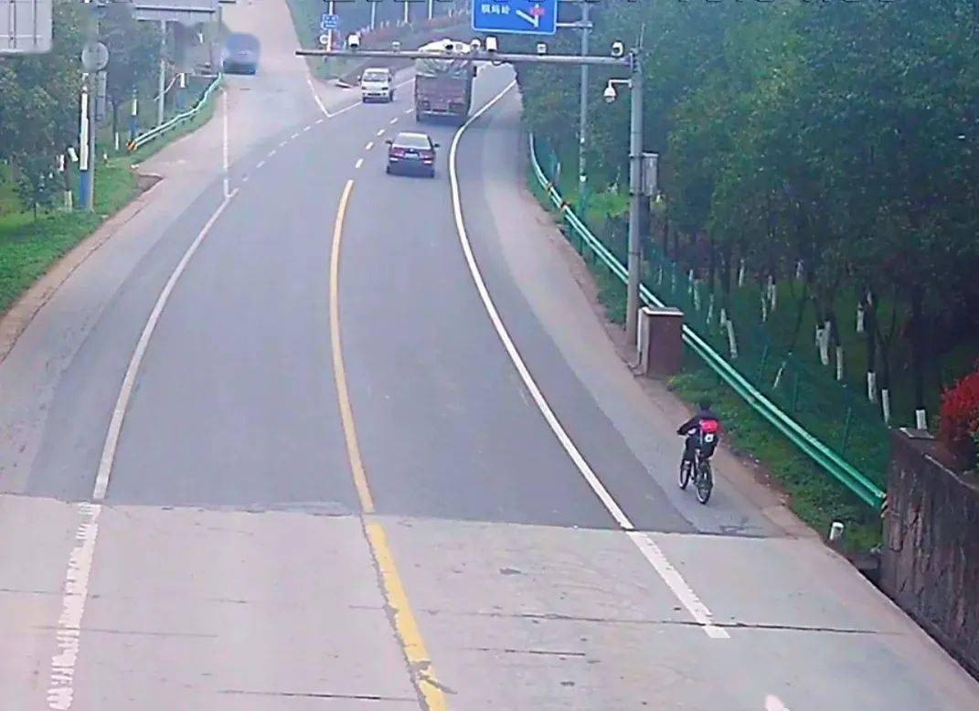 Hình ảnh cậu bé đạp xe men theo đường cao tốc để đến nhà bà vào 2/4 - Nguồn: Sohu