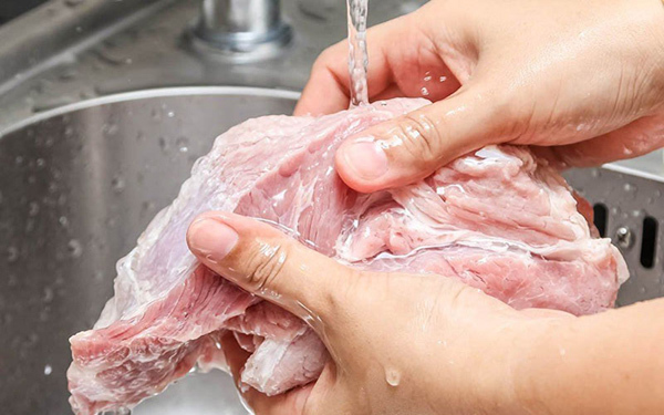 Rửa thịt thật kĩ để loại bỏ các tạp chất nguy hiểm đến sức khỏe