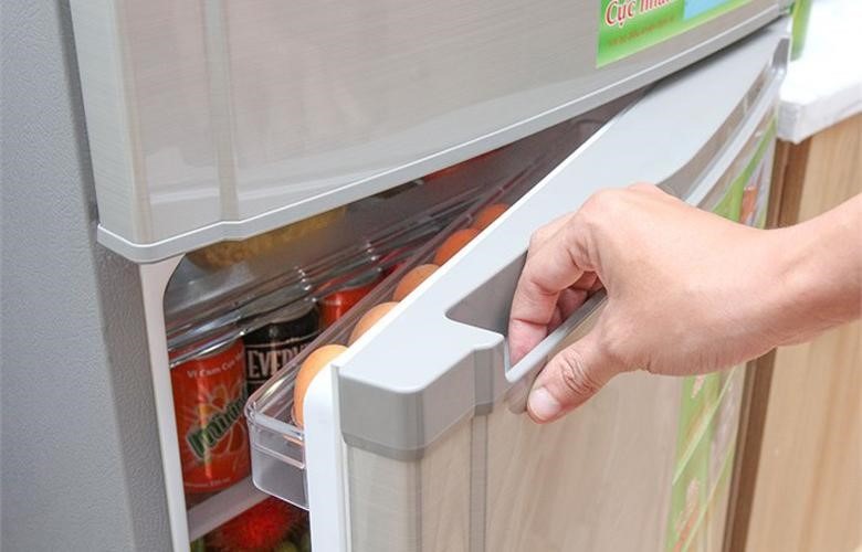 Bạn không nên mở tủ lạnh thường xuyên vào những ngày mất điện - Ảnh minh họa