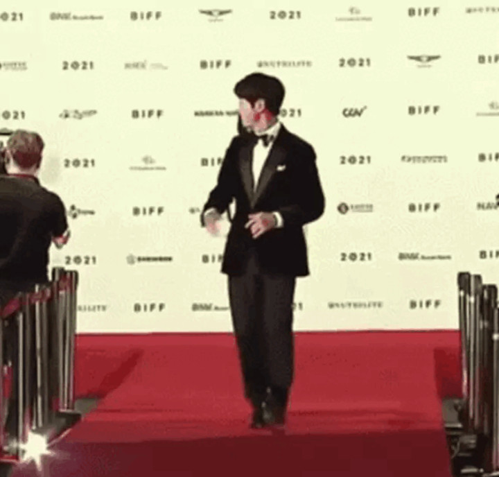 Cư dân mạng soi được Song Joong Ki từng 'liếc mắt đưa tình' với bạn diễn tại một thảm đỏ
