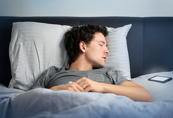 Ánh sáng xanh từ điện thoại sẽ làm chất lượng giấc ngủ của bạn bị suy giảm trông thấy - Ảnh minh họa