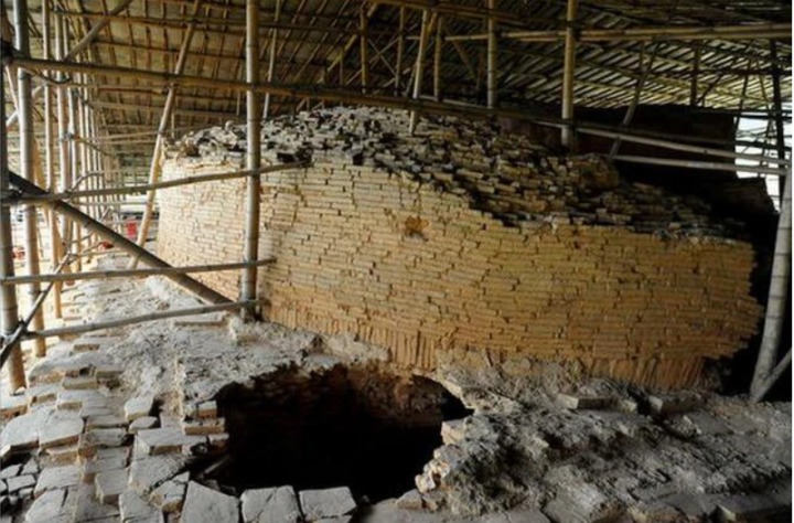 Hình ảnh ngôi mộ cổ nay đã trở thành nơi chăn nuôi gia súc cho dân trong làng - Ảnh: Sohu