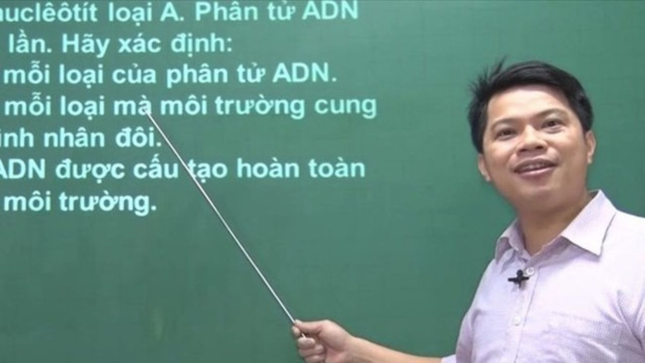 Ông Phan Khắc Nghệ từng ôn tập cho học sinh những nội dung rất giống đề thi THPT - Ảnh: NLĐO
