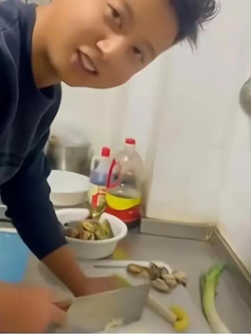 Hình ảnh anh chồng vào bếp nấu ăn để 'chuộc lỗi' được người vợ đăng tải - Ảnh: Baidu