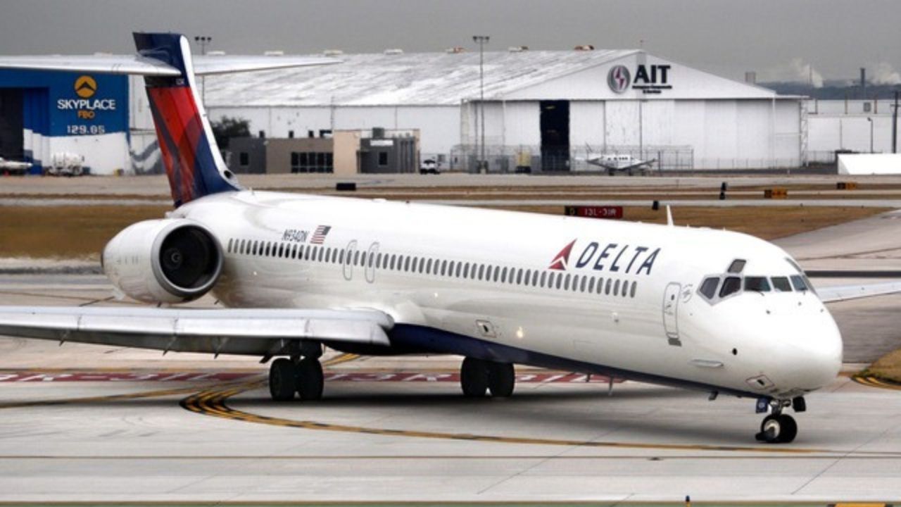 Người nhân viên xấu số đã không qua khỏi sau khi bị động cơ máy bay của hãng Delta Airlines hút vào - Ảnh: INSIDER