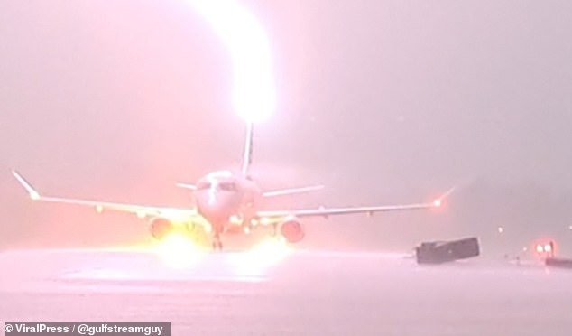 Chiếc máy bay Embraer E175 bị sét đánh trúng giữa cơn bão - Ảnh: Viral Press