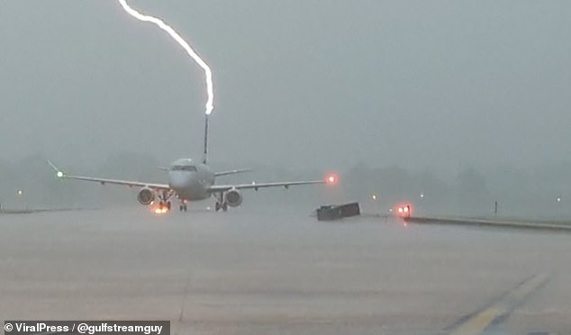 Máy bay chở người không may bị sét đánh trúng khi hạ cánh giữa cơn bão - ảnh 1