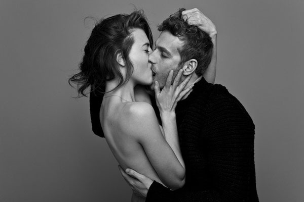 Gợi ý 5 cách hôn môi giúp các cặp đôi chạm tới cảm xúc thăng hoa - ảnh 1