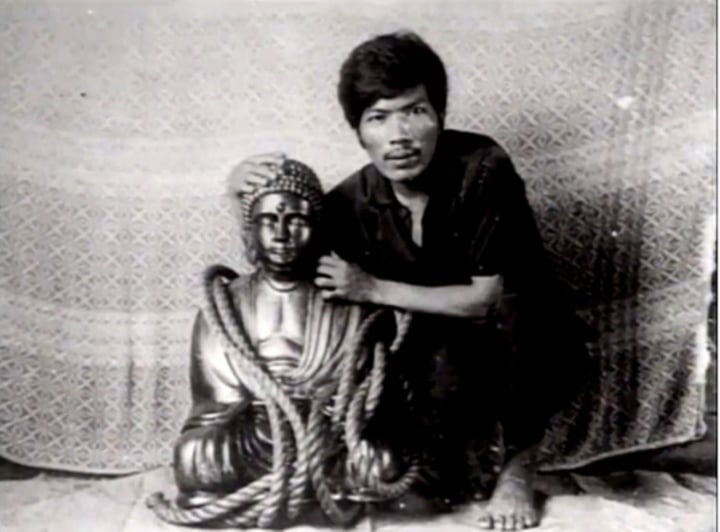 Thợ sửa khóa Rogelio Roxas bên cạnh tượng Phật bằng vàng - Ảnh: Sohu