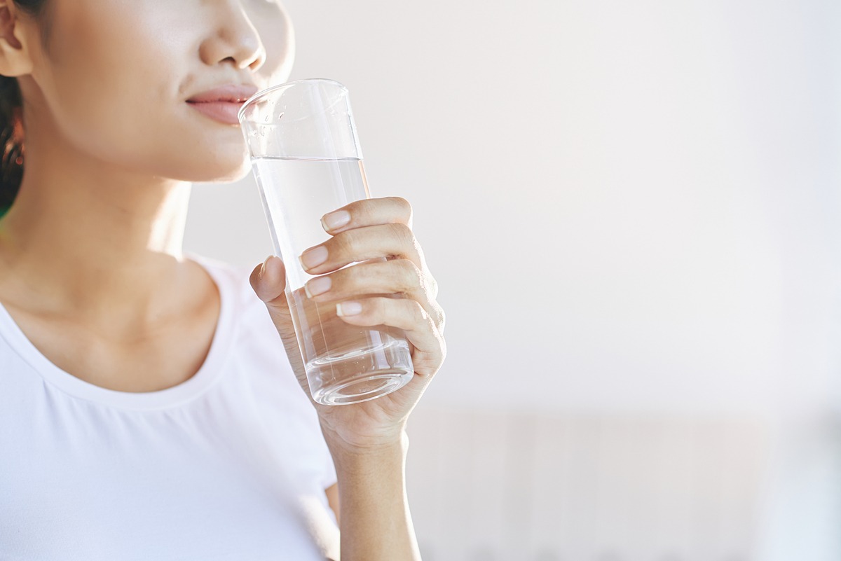 Bổ sung đủ 2 lít nước mỗi ngày để tránh tình trạng mất nước trong cơ thể