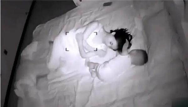Hình ảnh ghi lại từ camera cho thấy đứa con không ngưng phá rối giấc ngủ của mẹ