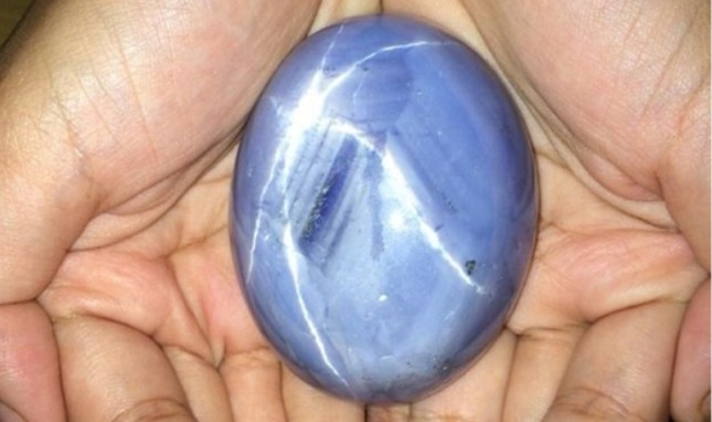 Đá Sapphire sao là loại đá quý rất hiếm và tuyệt đẹp, được giới đá quý săn lùng ráo riết.