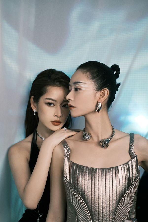 Ngoài đời, Chi Pu và Lưu Nhã Sắt là một cặp chị em thân thiết, thường xuyên tương tác với nhau trên MXH