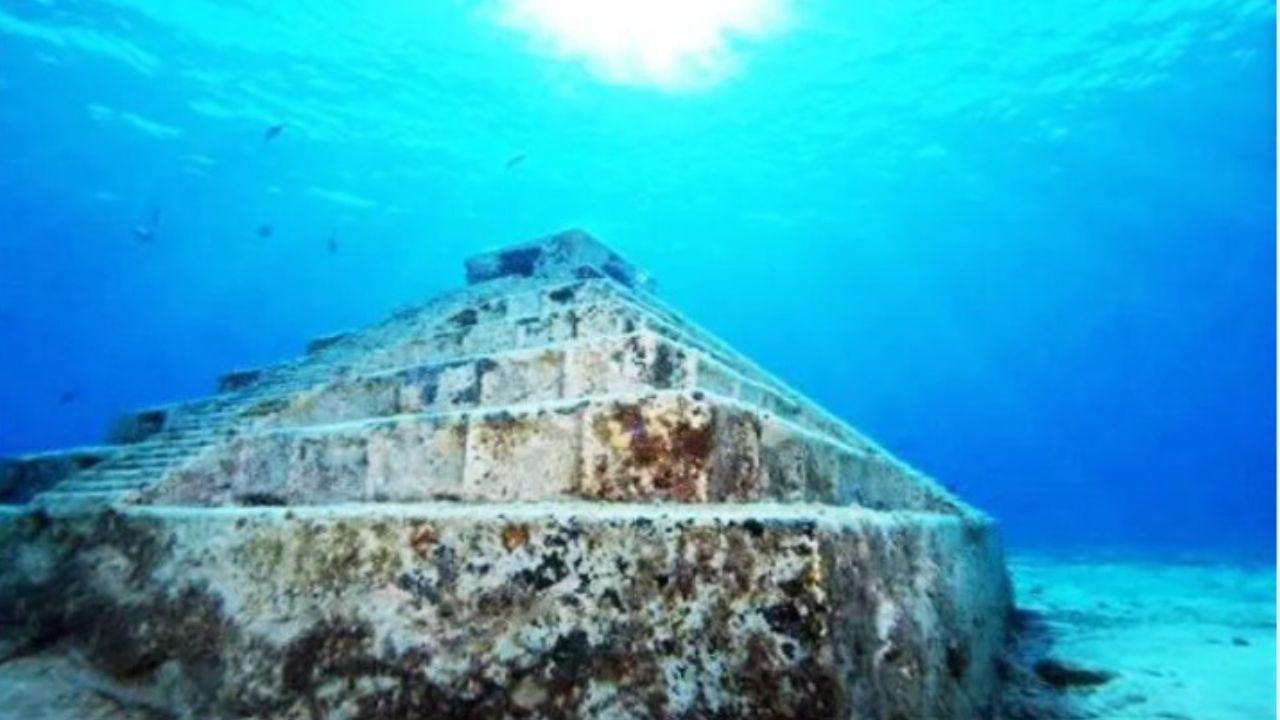 Kiến trúc đá được tìm thấy dưới đáy biển có hình dáng như một kim tự tháp - Ảnh: National Geographic