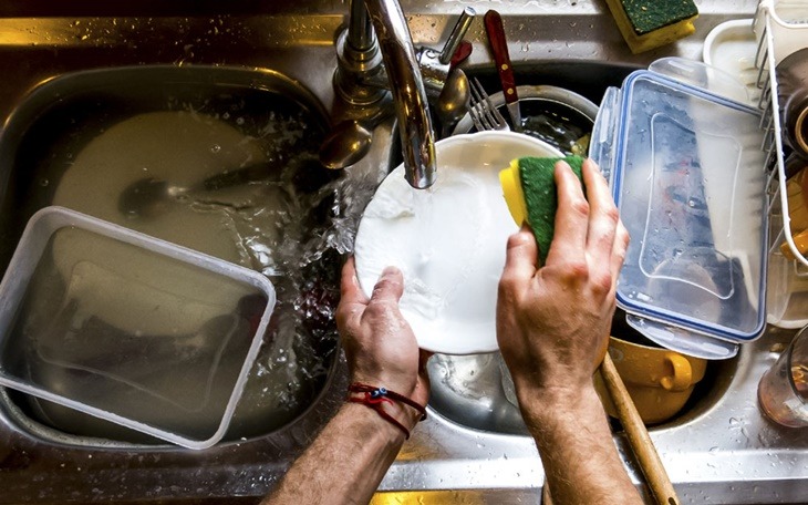Không thường xuyên thay miếng rửa bát có thể khiến vi khuẩn sinh sôi và gây hại cho sức khỏe - Ảnh minh họa