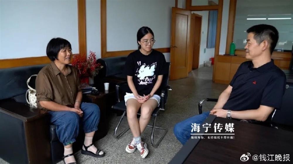 Wu Yuqi và mẹ gặp gỡ ông Zhang để bày tỏ tấm lòng biết ơn ông đã giúp đỡ cho cô ăn học suốt 4 năm qua - Ảnh: Weibo