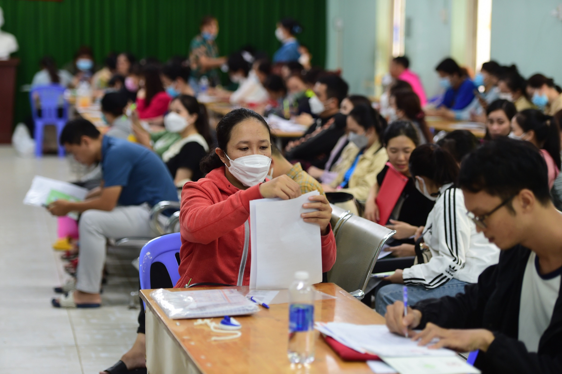 Hình ảnh người dân thực hiện những thủ tục hưởng trợ cấp thất nghiệp vào sáng 26/7 - Ảnh: Thanh Tùng