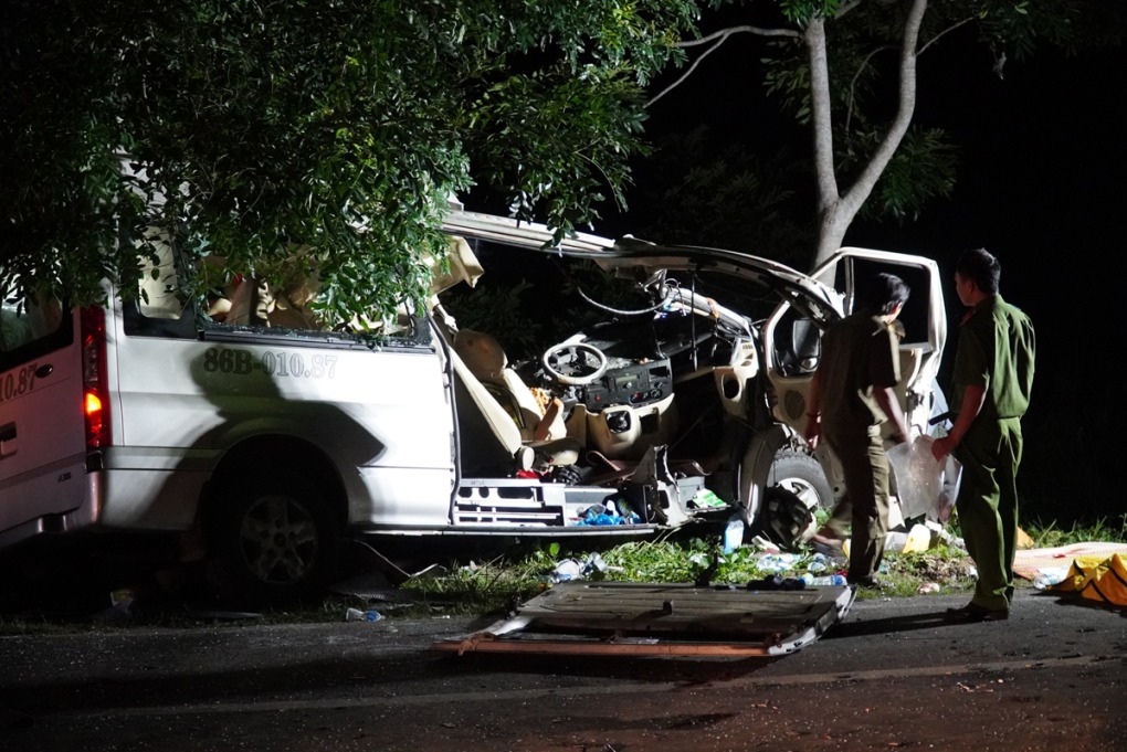 Một xe khách 16 chỗ ở Bình Thuận xảy ra tai nạn giao thông ban đêm tháng 7/2020 - Ảnh: Việt Quốc