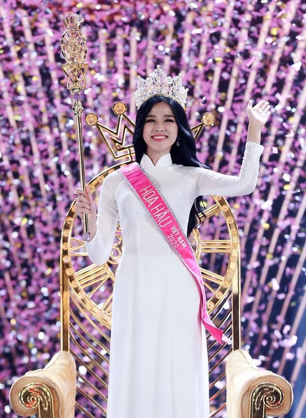 Hình ảnh Đỗ Thị Hà đăng quang Hoa hậu Việt Nam 2020 khi chỉ mới 19 tuổi