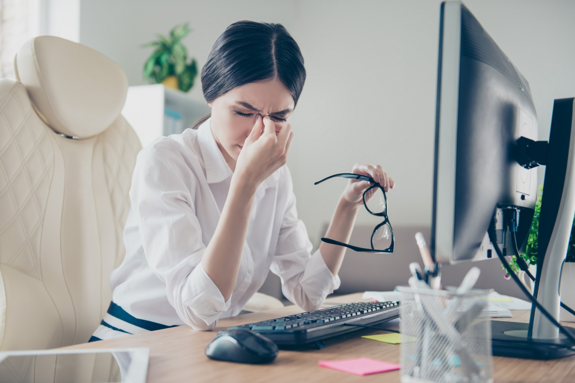Giảm thị lực, đau xương khớp, đau vai, cổ, gáy và bệnh trĩ là những căn bệnh khiến các bạn trẻ làm văn phòng mệt mỏi