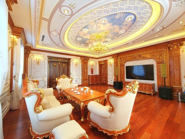 Khu vực phòng khách được nhiều người ví von như kiến trúc của một tòa cung điện