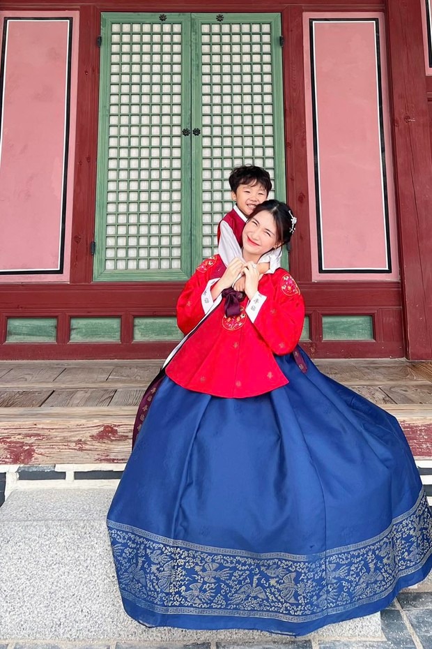 Hòa Minzy bên cạnh bé Bo trong chuyến du lịch vừa qua - Ảnh: NVCC
